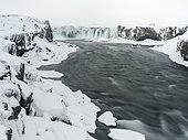 Godafoss sur le Skjálfandafljót en hiver, l'une des chutes d'eau emblématiques d'Islande.