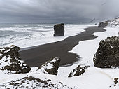 Ligne de côte dans les fjords orientaux, littoral près de Lon pendant une tempête en hiver près de Djupivogur, Islande
