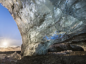 Entrée d'une grotte de glace dans le glacier Breidamerkurjoekull, Parc national de Vatnajoekull, Islande.