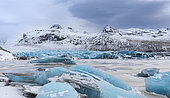 Front du glacier Svinafellsjoekul et le lac glaciaire gelé, PN du Vatnajoekull en hiver, Islande.