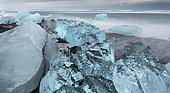 Icebergs sur une plage volcanique de sable noir. Plage de l'Atlantique nord près de la lagune glaciaire Joekulsarlon et du glacier Breithamerkurjoekull dans le PN Vatnajoekull, Islande.