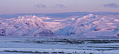 Vue sur le Skeitherarsandur en hiver vers le Vatnajoekull après le coucher du soleil, Islande.