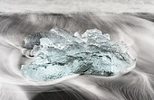 Icebergs sur une plage de sable volcanique noir près de la lagune glaciaire Joekulsarlon et du glacier Breithamerkurjoekull dans le PN Vatnajoekull., Islande.