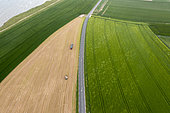Agriculteur transportant ses rouleaux de paille, printemps, Pas de Calais, France