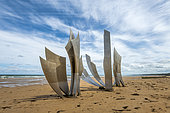Monument Les Braves de Saint-Laurent-sur-Mer. Erigé sur le sable de la plage d’Omaha Beach, en hommage aux 35.000 soldats alliés qui débarquèrent en ce lieu, le 6 juin 1944, et aux 3.000 victimes, morts, disparus et blessés au soir du D-Day, le monument « Les Braves », œuvre du sculpteur Anilore Banon, dont les voiles d’acier se dressent au pied des marches du monument Signal de Saint-Laurent-sur- Mer, a été inauguré le 5 juin 2004, à la veille du 60ème anniversaire du débarquement de Normandie. Calvados, Normandie, France
