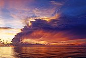 Grand nuage d'orage au coucher du soleil, ciel dramatique au crépuscule, symbole du calme avant la tempête, océan Pacifique, mer de Sulu, parc marin national de Tubbataha Reef, province de Palawan, Philippines