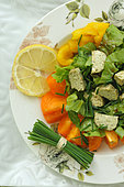 Chives (Allium schoenoprasum) Civet - Chives - Food - salad plate, orange tomatoes, tofu with herbs, lemon and chives in a bundle on a plate - aromatic plant - virtues - health benefits - perennial plant