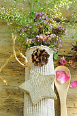 Small flowery country table decoration, wooden star, wooden spatula, napkin