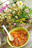 Mirabelles, prunes jaunes, confiture de mirabelle en cuisine, fruits dans un bol et bouquet de fleurs