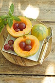 Melon en dessert, servi avec des raisins et menthe fraiche
