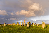 Standing Stones of Callanish (Callanish 1) on the Isle of Lewis in the Outer Hebrides. The megalithic monument is cross shaped with a central ring of stones and was buildt between 2900 and 2600 BC. It is probably oriented towards the moon not the sun. Europe, Scotland, July