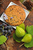 Snack time in the garden: Biscuit, white figs and black grapes