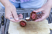 Harvesting seeds of old variety tomatoes 'Noire de Crimée'