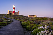 Phare du Cap des Aiguilles au crépuscule, situé au point le plus méridional de l'Afrique et se trouvant à 20 degrés Est. Destination touristique populaire. Afrique du Sud
