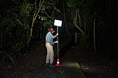 Installation d'un panneau sur un sentier de randonnée indiquant la présence de filet pour capturer des chauve-souris dans le cadre d'une étude sur la pollinisation, forêt tropicale de la station de recherche "La Selva" à Puerto Viejo de Sarapiqui, Costa Rica