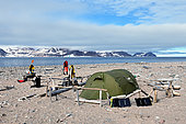 Camp sur lîle Raffles début aout, Terre de Liverpool, Groenland Nord Est.