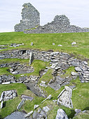 Jarlshof, site archéologique des îles Shetland, qui a été habité du néolithique au Moyen-Âge. Maisons datant du début de l'âge du fer, en arrière-plan la vieille maison du Moyen-Âge, Shetland, îles du Nord, Écosse, Grande-Bretagne, Royaume-Uni