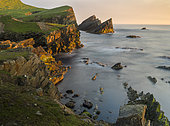 Foula, partie des îles Shetland au nord de l'Écosse, c'est l'une des îles habitées en permanence les plus éloignées du Royaume-Uni. Falaises au nord à East Hoevdi, Ecosse, Grande-Bretagne