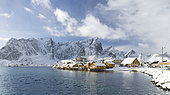 Village Reine et village Skrisoya sur l'île Moskenesoya, îles Lofoten en hiver dans le nord, Norvège.