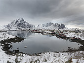 Village Reine sur l'île Moskenesoya, îles Lofoten en hiver dans le nord, Norvège.