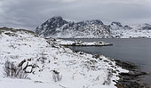 Vue de Flakstadoya vers Moskenesoya, îles Lofoten en hiver dans le nord, Norvège.