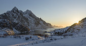 Fjord Maervollspollen et village Maervoll, île Vestvagoy, îles Lofoten en hiver dans le nord, Norvège.