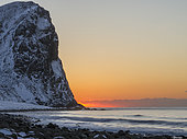 Plage d'Unstad, île de Vestvagoy, îles Lofoten en hiver dans le nord, Norvège.