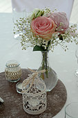 Table bouquet, Rose (Rosa sp), Gypsophila (Gypsophila paniculata), romantic atmosphere