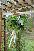 Décoration de Noël, Composition florale avec des branches de Sapin, d'Eucalyptus, de Cyprès Cupressus et fleurs fanées d'Hydrangea.