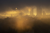 Vue de Lyon à l'aube dans la brume et fleuve Rhône, image futuriste pouvant évoquer le changement climatique, Lyon, France.