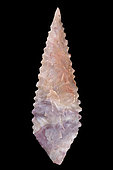 Toothed shape. Arrowhead in chipped stone. Neolithic period. Found between 1970 and 1980 in the southern Sahara at El Golea Timimoun, eastern erg. Algeria. 6,6 cm.