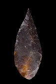 Arrowhead in chipped stone. Neolithic period. Found between 1970 and 1980 in the southern Sahara at El Golea Timimoun, eastern erg. Algeria. 4,2 cm.