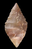 Arrowhead in chipped stone. Neolithic period. Found between 1970 and 1980 in the southern Sahara at El Golea Timimoun, eastern erg. Algeria. 4,4 cm.