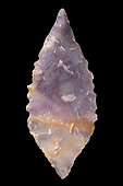 Toothed shape. Arrowhead in chipped stone. Neolithic period. Found between 1970 and 1980 in the southern Sahara at El Golea Timimoun, eastern erg. Algeria. 4,1 cm.