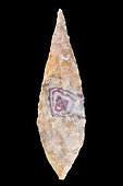 Arrowhead in chipped stone. Neolithic period. Found between 1970 and 1980 in the southern Sahara at El Golea Timimoun, eastern erg. Algeria. 4,5 cm.