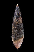 Arrowhead in chipped stone. Neolithic period. Found between 1970 and 1980 in the southern Sahara at El Golea Timimoun, eastern erg. Algeria. 4 cm.