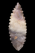 Toothed shape. Arrowhead in chipped stone. Neolithic period. Found between 1970 and 1980 in the southern Sahara at El Golea Timimoun, eastern erg. Algeria. 4,2 cm.