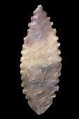 Toothed shape. Arrowhead in chipped stone. Neolithic period. Found between 1970 and 1980 in the southern Sahara at El Golea Timimoun, eastern erg. Algeria. 4,2 cm.