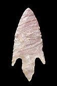 Arrowhead in cut stone with peduncle and wings. Neolithic period. North Africa. 3,9 cm.