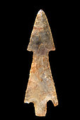 Arrowhead in cut stone with peduncle and wings. Neolithic period. North Africa. 4,1 cm.
