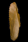 Serrated flint knife. Neolithic period. North Africa. 16,7 cm.