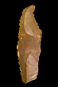 Serrated flint knife. Neolithic period. North Africa. 13,6 cm.