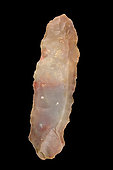 Serrated flint knife. Neolithic period. North Africa. 10,4 cm.