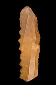 Serrated flint knife. Neolithic period. North Africa. 15,2cm.