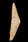 Rare triangular knife on blade retouched on both sides. Patinated beige flint. North Africa, Neolithic. 22.6cm.