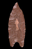 Winged arrowhead in carved stone. Neolithic period. North Africa. 4,2 cm.