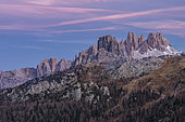 Vue du col du Falzarego vers le mont Croda da Lago dans les Dolomites. Italie