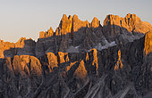 Les Dolomites près de Passo Giau. Vue vers le nord jusqu'à Cortina d'Ampezzo. Le mont Croda da Lago. Italie