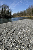 Rivière l’Arve, galets, déficit en eau en février 2023, pourtant une des rivières les plus abondantes de France, Gaillard, Haute-Savoie, France