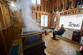 Bouilleuse (évaporateur) au bois traditionnelle dans une cabane à sucre dans une érablière au temps des sucre, Saint-Barthélemy, Lanaudière, Québec, Canada